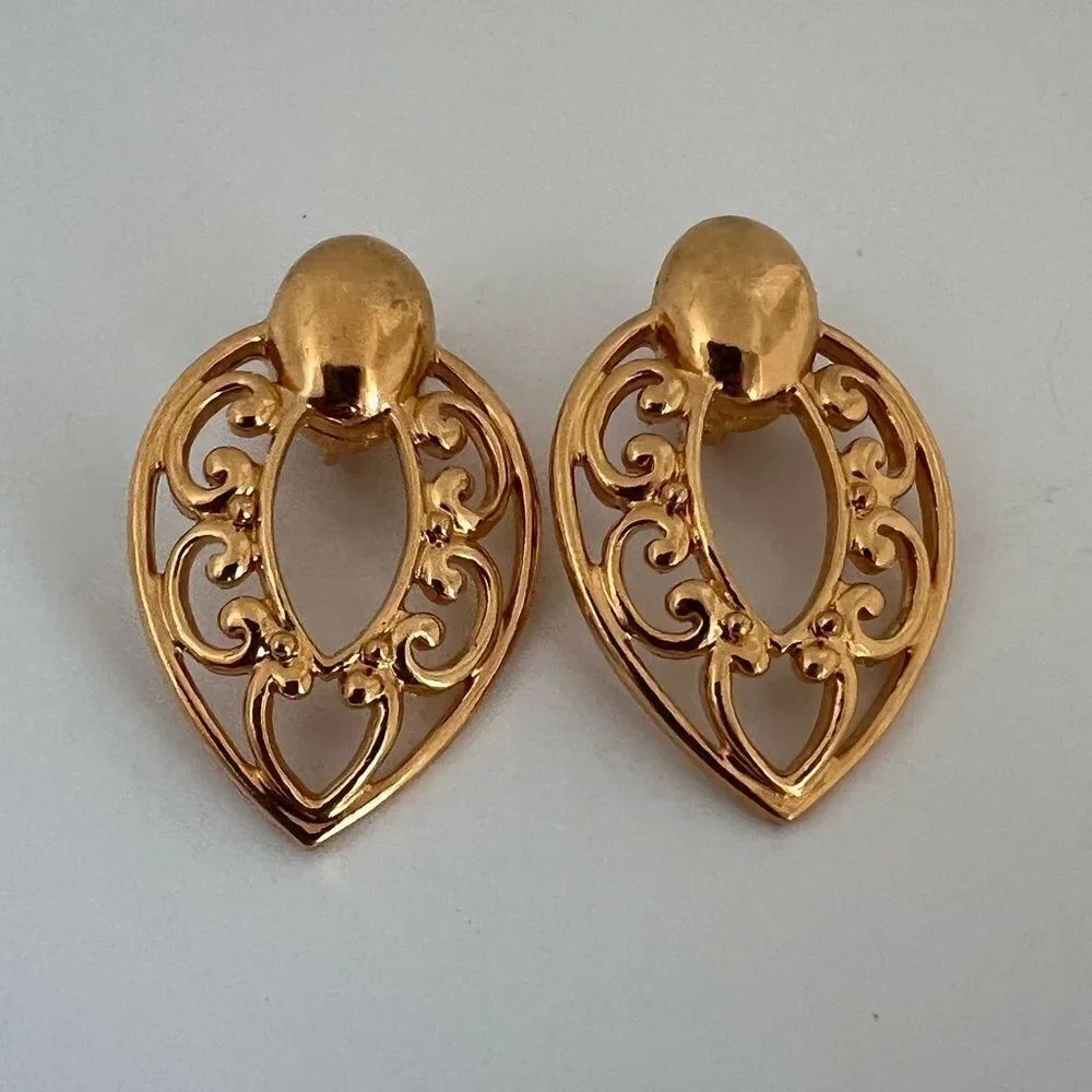 Vintage 1980’s Elegant Gold Tone Swirls Almond Filigree Heart Clip On Earrings
